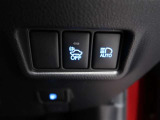 オートマチックハイビームとは、先行車や対向車のライトを認識し、ハイビームとロービームを自動で切り替える機能です。夜道の視界を確保します。詳細は販売店スタッフまでおたずねください。