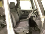 女性でも運転がしやすいように、シートの高さ調整機能(シートリフター)がついています。運転席と助手席の間が空いている為、助手席側への移動がスムーズです。交通量の多い道でも助手席側から乗り降りができます。