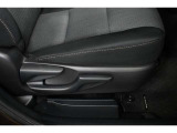 運転席シートリフター装備!シートの上下調整で運転操作の視界を確保できます。