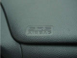 ◆助手席エアバッグ◆SRSエアバッグは、シートベルトだけでは防ぎきれない衝突時の衝撃から乗員を守るための安全装置。衝突時に瞬時に膨らみ、頭部や胸部がダッシュボードに直接衝突するのを防ぎます。