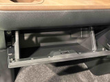 大きな荷物を収納できる、便利な助手席グローブボックス