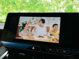 多彩なメディア再生に対応し、お好みの音楽や映像コンテンツを存分に楽しめます。停車時に、テレビ視聴も可能です。