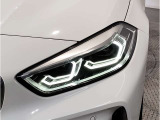 【LEDヘッドライト】先進のLEDテクノロジーを採用。放射される白色光の周波特性は太陽光に近く、バイキセノン・ヘッドライトを上回るコントラストで更に明るく輝きます!