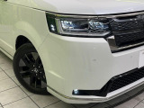 【LEDヘッドライト】悪天候や夜間走行時も良好な視界を確保し安心して運転できる高輝度LEDヘッドライトを装備!点灯速度が早く、消費電力も抑えられています。
