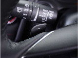【パドルシフト】ハンドルから手を離さずに素早くシフトアップ&ダウンができるので、エンジンブレーキを使う下り坂や高速道路の合流で加速したい場面で役立ちます。
