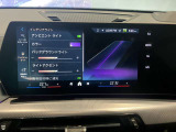 【ナビ純正】ワイドコントールディスプレイは、画面内に多数の情報を表示する事が可能です。センターコンソールiDriveコントローラー操作だけでなく、タッチパネルでの操作も可能となっております。