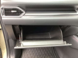 車検証や取扱説明書をはじめ、車内で使う小物をまとめて収納できる十分なスペースを備えています。助手席側から手軽に出し入れでき、散らかりがちな車内をすっきりと整理するのに役立つ実用的な収納部です。