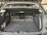 後部座席を倒せば長尺物も積載可能です。
