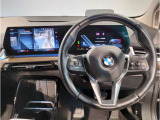 【ハンドル】ドライバーとBMW車の一体感がダイレクトに伝わるステアリングホイール。形状・太さへの拘りに加えて、操作性を高める為にスイッチ類も配置。クイックかつ安定のドライビングを体感下さい!