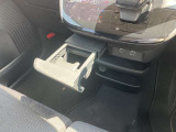 運転席用のドリンクホルダー。