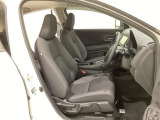 女性でも運転がしやすいように、シートの高さ調整機能(シートリフター)がついています。広い足元にゆったり座れるシートには肘掛も装備しており長距離の運転でも疲れにくいシートです。