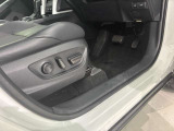 運転席はパワーシートになっております。座面や背もたれの微妙な角度調整ができ、うれしい装備のひとつです。