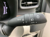 操作しやすいウインカーレバーは、スムーズな車線変更や右左折をサポート。安全確認を確実に行い、安心ドライブを。