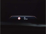 【ヘッドアップディスプレイ】現在の車速表示や目的地へのルート案内やメディア関連のリストを表示する事が可能です。視線移動を減らす事によりドライブに集中して頂けます。
