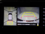 パノラミックビューモニターを装備。駐車場や交差点でクルマを真上から見るように周囲を確認できます。機能の詳細は販売店スタッフまでおたずねください。