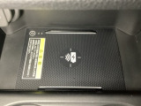 センターコンソールにはワイヤレス充電器を装備してます。Qi(チー)規格対応のスマートフォンなどを置くだけでワイヤレスで充電可能です。またスマートフォンの充電可能なUSB端子なども別途装備しています。