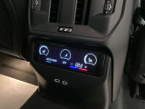運転中にもオーディオの音量やFMの切り替えなどステアリングでの操作で切り替え可能なため、ステアリングから手を放す必要がない為、運転中でも操作が簡単でございます。