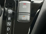 オートブレーキホールド。信号待ちなどの停車時に、ブレーキペダルを踏み続けていなくても自動的にブレーキ力がキープされる機能です。アクセルペダルを踏めば、ブレーキが解除され発進が可能です。