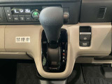 操作性の良いインパネシフト右側には電子制御パーキングブレーキを装備しております。ブレーキをかける事も解除する事もカンタンに行えます!