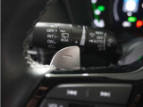 ◆減速セレクター装備◆ステアリングホイールの左右に取り付けられた2つのパドルスイッチで減速の強さを調整。 左側の「-」を操作すると減速を強く、右側の「+」を操作すると減速を弱くすることができます。