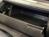 小物が収納できる運転席側インパネアッパーボックス。 ボックス内にはUSBソケットが一口。
