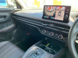 助手席周辺はこのようになっております。運転手だけでなく助手席に一緒に乗られる方も広々と快適にお乗り頂けるような設計です!各種装備を次の写真からご案内いたしますのでご覧ください。