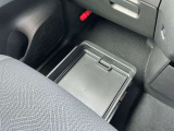 助手席シートの下に、便利な前後スライド式のアンダーボックスを装備。運転用の替え靴や、車内に常備したいこども用品、着がえた服などを収納できます