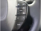 運転中、オーディオの操作をしてて、ハッとしたことはありませんか?ステアリングスイッチは、運転中でもハンドルでオーディオの操作が可能です。