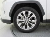 機敏さを引き立てる純正アルミ 235/55 R19 装着!