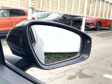 アシストシステムは、前方衝突および後退時の緊急ブレーキはもちろん、車線はみ出し抑制、サイドミラーに映らない後方死角の車両接近時の警告など、接触事故を未然に防ぐ機能も充実しています。