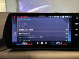 【ナビ純正】ワイドコントールディスプレイは、画面内に多数の情報を表示する事が可能です。センターコンソールiDriveコントローラー操作だけでなく、タッチパネルでの操作も可能となっております。