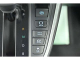 電動パーキングブレーキを搭載。スイッチ操作でパーキングブレーキを作動・解除することが可能です。