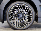 アロイは英語で合金を意味しますが、車の世界ではアルミ製のホイールを指します。大衆車のホイールは製造コストが安いスチール(鉄)でできていますが、アルミ(アルミ合金)製ホイールは軽いのが特徴です。