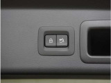 【パワーリアゲート】スイッチを操作することにより、リアゲートが自動で開閉します。自動開閉中のリアゲートを、半開以上の位置で止めることができます。
