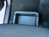 助手席シート下には車検証などが収納できるスライド式の収納BOXがついています。