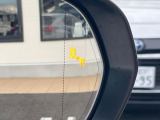 【ブラインドスポットモニター】走行中、ドアミラーの死角になりやすい箇所に後続車が接近するとサイドミラーのレンズに警告を表示!ドライバーに注意喚起をしてくれます。