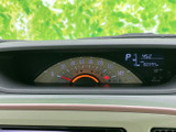 スピードや燃料残量など、運転に必要な情報を一目で確認できます。シンプルで分かりやすいデザインで、視線をそらすことなく運転に集中できます。