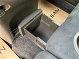 運転席中央にはちょっとした物をしまうのに便利な引き出し収納スペースがあります。
