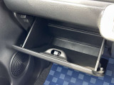 [グローブボックス]助手席側にあるグローブボックスには車検証もバッチリ入ります♪