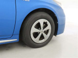装着タイヤサイズは、195/65R15です。純正アルミホイールを装着しております。