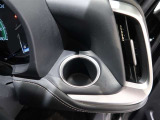運転席ハンドル右横には格納式のトレイが有り運転中のドリンクも安全に楽しめます!