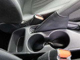 ドリンクホルダー付きでホット一息です♪パーキングブレーキはハンドタイプです