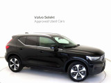Volvo Cars appで車にリモートアクセスして、空調機能の操作や車の施錠・開錠、ソフトウェア更新などが可能です。エアコンやシートヒーターを操作して、出発前に車内を快適な温度に整えられます。