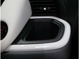 運転手から手に届きやすいところにあるドリンクホルダー。手元近くですので便利です。