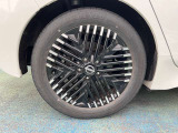 日産純正のアルミホイールで足元もスッキリおしゃれに演出します。