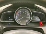 必要な情報をひと目で確認できるメーター廻り。運転中の視線移動を最小限に抑え、安全運転をサポートします。