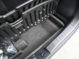 ラゲッジボードの下にも御覧のような収納が有ります。