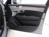 運転席ドアの全景です。キャビンを彩るすべてのものに、機能を形にした美しさが備わっています。