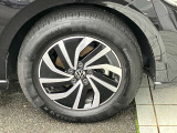 純正15インチアルミホイールが装着されております。モデル別にデザインされておりこちらの車両を足元からイメージに合うように考えられております。車のデザインを印象付けるのではないでしょうか?