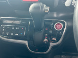 CVT車のセレクトレバーです。低速から高速まで、変速ショックのないスムーズな走りを実現するとともに、エンジン効率のよい領域を維持することで燃費にも貢献します。